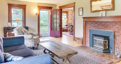 2 Mi to Chardon Square: Family Farmhouse Escape