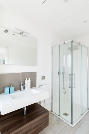 Douche, sèche-cheveux, serviettes fournies
