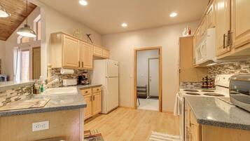 House (3 Bedrooms) | Interior