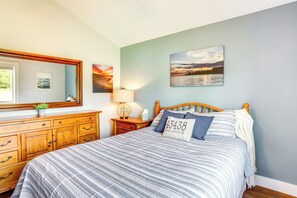 House (2 Bedrooms) | Interior - Walk to Lake: Kelleys Island Gem w/ Deck! (Kelleys Island)