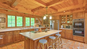 House (5 Bedrooms) | Interior