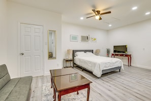Apartment (0 Bedroom) | Front of property - 9 Mi to Old Town Spring: Suburban Stay in Houston! (Houston)