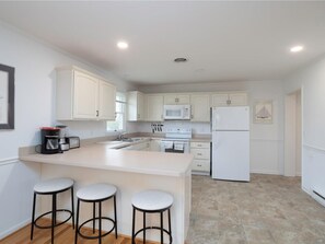 冷蔵庫、電子レンジ、オーブン、コンロ