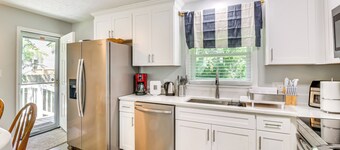 4 Mi to Hampton Coliseum: Home w/ Yard!