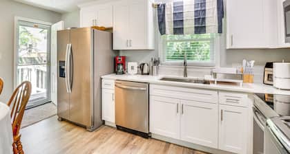 4 Mi to Hampton Coliseum: Home w/ Yard!