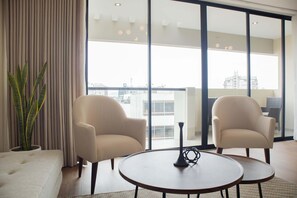 3 bedrooms, Internet - w Modern 3BR w Balcony Near Kennedy Park (Lima)