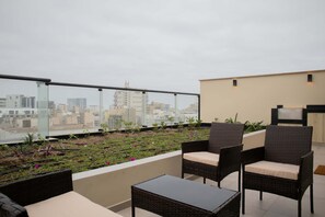 3 bedrooms, Internet - w Modern 3BR w Balcony Near Kennedy Park (Lima)