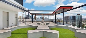 2BR Utopia Fortitude Valley Pool Rooftop King bed