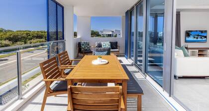 3BR Lux Beachfront Escape - Pool Gym King bed