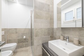Douche, sèche-cheveux, serviettes fournies, savon