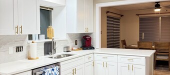 Spacious 5-bedroom house perfect for groups, close to shops/ events/restaurants.