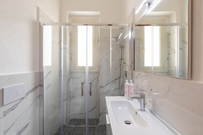 Dusche, Haartrockner, Handtücher, Seife