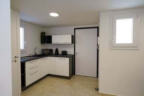 Kylskåp, mikrovågsugn, kaffe- och tebryggare och grytor/köksredskap