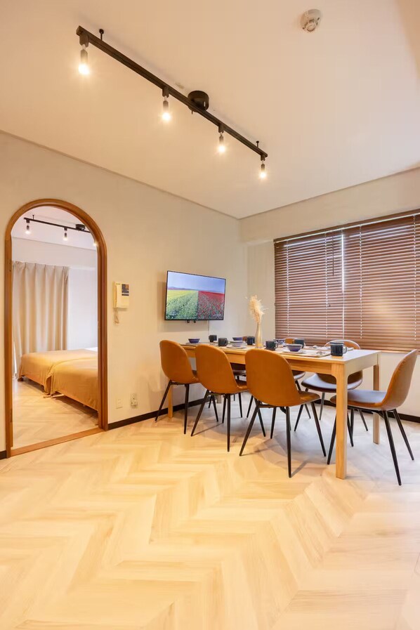 Basic Apartment, Balcony, City View | In-room dining