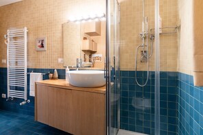 Dusche, Haartrockner, Handtücher, Seife