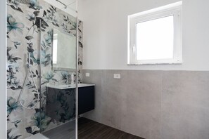 Een douche, een haardroger, handdoeken, zeep
