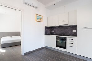 Kühlschrank, Ofen, Wasserkocher, Kochgeschirr/Geschirr/Besteck