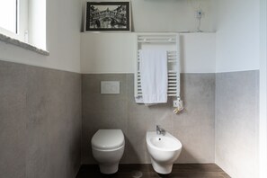 Ducha, secador de pelo, toallas y jabón