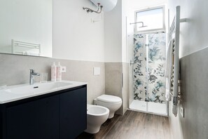 Dusche, Haartrockner, Handtücher, Seife