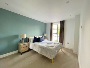 Comfort Apartment | Desk, laptop workspace, iron/ironing board, free WiFi - Luxury 2 Bedroom Apt with Parking (Sheffield)