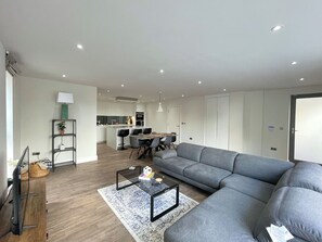 Comfort Apartment | Living area | 40-inch flat-screen TV with cable channels - Luxury 2 Bedroom Apt with Parking (Sheffield)