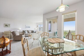 Smart TV, fireplace, DVD player, video library - 433 - A Magnificent view from the TOP (Westport)