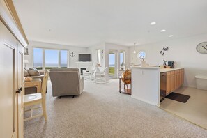 Smart TV, fireplace, DVD player, video library - 433 - A Magnificent view from the TOP (Westport)