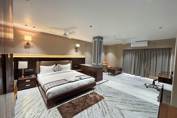 In-room safe, WiFi (free), bed sheets
