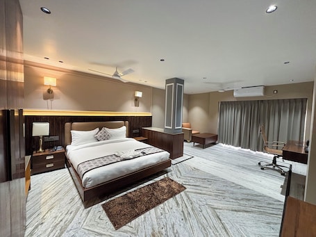 In-room safe, free WiFi, bed sheets. Hotel Todo