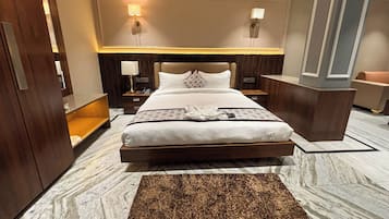 Habitación doble Deluxe, vista a la ciudad | Caja de seguridad en la habitación, wifi gratis y ropa de cama