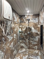 Ducha, secador de pelo, toallas