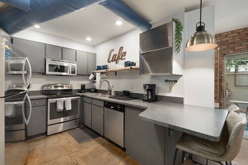 Chic & Cozy | Midtown 1BR + Pool Prime Location