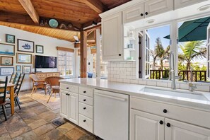 Fridge, microwave, oven, stovetop - 30 secs to beach, ocean-view patio, Roof deck (San Diego)