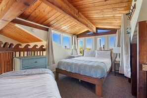 4 bedrooms, iron/ironing board, travel cot, WiFi - 30 secs to beach, ocean-view patio, Roof deck (San Diego)
