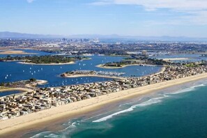 Beach nearby - 30 secs to beach, ocean-view patio, Roof deck (San Diego)