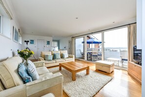 Smart TV - Harbour View - Coming Soon - a town house that sleeps 8 guests in 4 bedrooms (Emsworth)