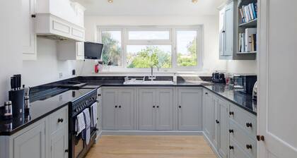 Harbour View - Coming Soon - a town house that sleeps 8 guests in 4 bedrooms