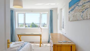 4 bedrooms, iron/ironing board, WiFi, bed sheets