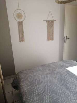 1 bedroom, bed sheets