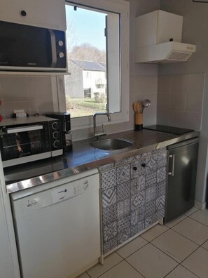 Een koelkast, een microgolfoven, een oven, een kookplaat