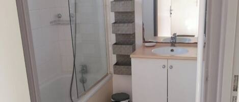 Haartrockner, Handtücher, Toilettenpapier