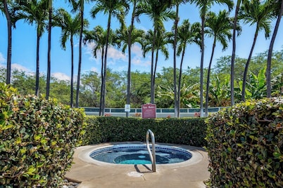 Fairway Terrace#H208 Top Floor, Beautifully Remodeled condo, Heated Pool