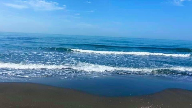 A beach with waves and a clear sky. - Terrace Kaprovan (Ureki)