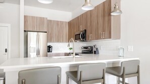 Een koelkast, een eettafel