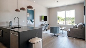 2 bedrooms, desk, iron/ironing board, WiFi - Landing | Amazing 2BD, Rooftop Lounge (Nashville)