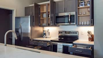 Réfrigérateur, tables à manger