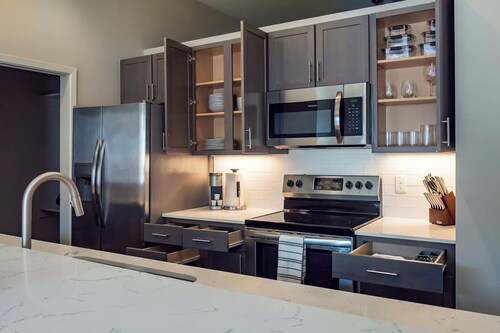 Landing | Chic 2BD, Rooftop Lounge, Gym