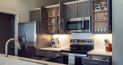 Landing | Chic 2BD, Rooftop Lounge, Gym