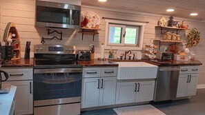 Cottage, 3 Bedrooms | Private kitchen | Fridge, oven, coffee/tea maker, toaster - Connie's Retreat - 3 Bedrooms, 2 Baths, Sleeps 11 3 Farmhouse (Tellico Plains)