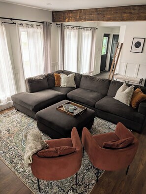 Smart TV, chimenea y libros 